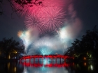 Pháo hoa rực rỡ trên bầu trời, chào đón năm mới 2026