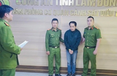 Phát hiện nhân viên công ty tài chính nghỉ việc, lấy điện thoại khách lập tài khoản ngân hàng để vay tiền rồi chiếm đoạt