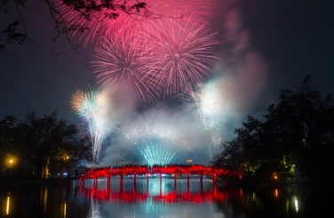 Pháo hoa rực rỡ trên bầu trời, chào đón năm mới 2026