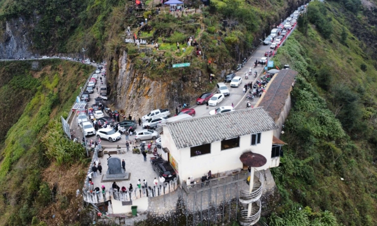 Đi chơi Tết mà cứ ngỡ đi làm giờ cao điểm, hàng loạt điểm du lịch nổi tiếng đông không kẽ hở ngày đầu năm