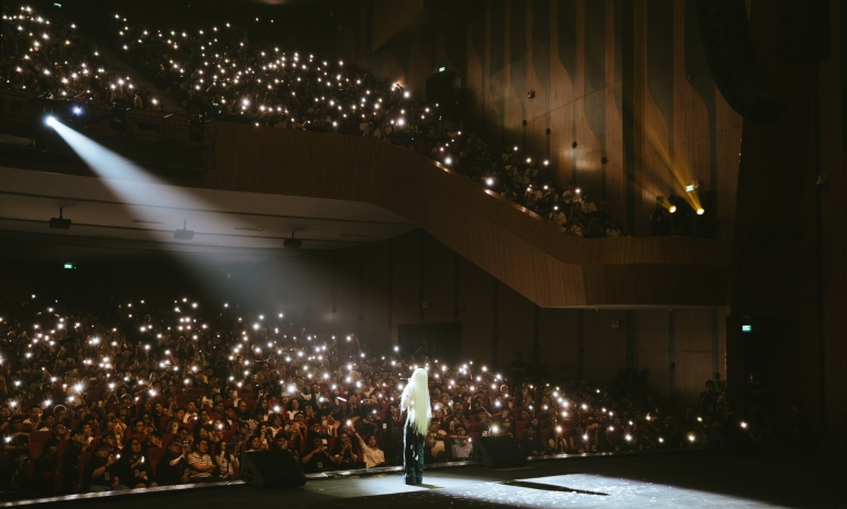 Phùng Khánh Linh ghi dấu ấn với live concert “Giữa Một Vạn Tour”