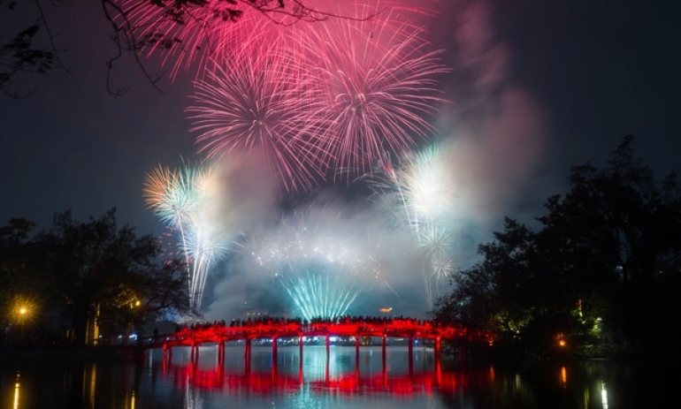 Pháo hoa rực rỡ trên bầu trời, chào đón năm mới 2026