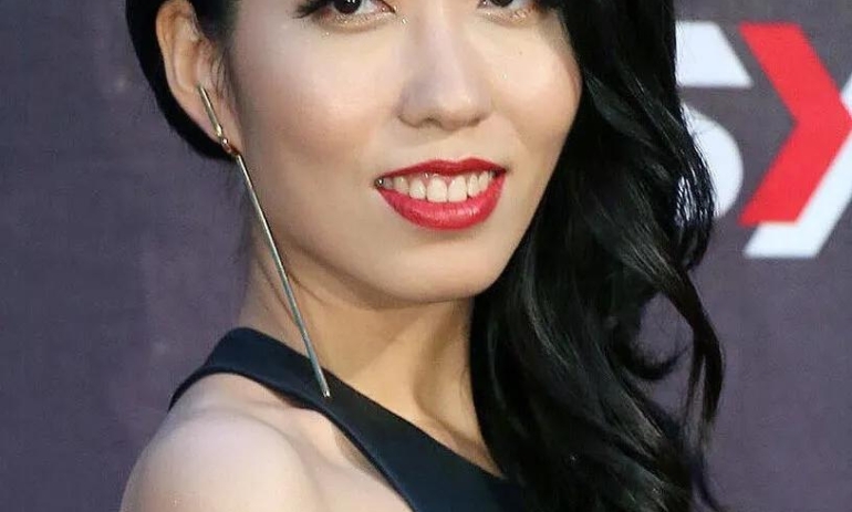 Dấu chấm hết của nữ ca sĩ từng diễn trên đài quốc gia: Bị cấm cửa vì mẹ vướng vòng lao lý, mọi tung tích bị xoá sổ