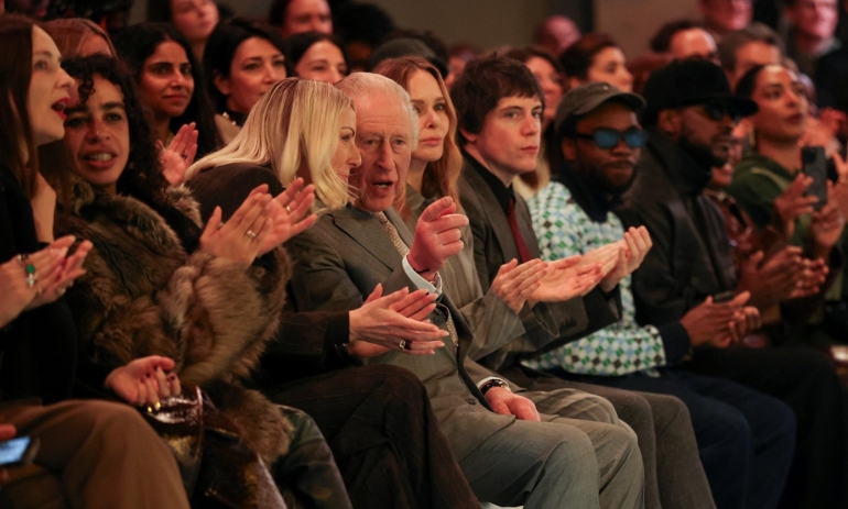 Vua Charles đi xem thời trang