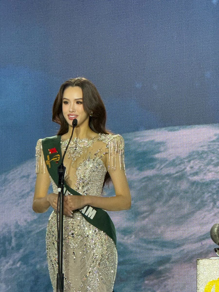 Thần thái sang trọng, quyền lực của Trịnh Mỹ Anh trong chiếc đầm dạ hội đã cùng cô làm nên lịch sử.